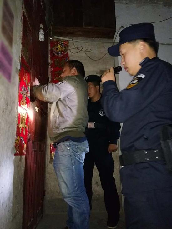  普洱粗心妈妈误将幼女锁家中 